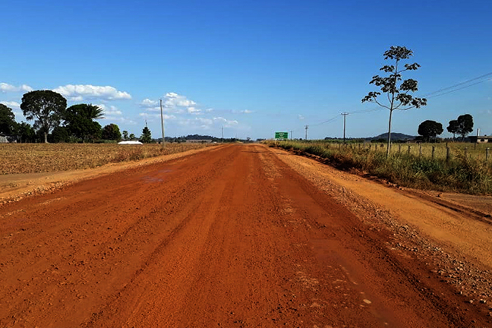 Governo de Rondônia atende comunidade e recupera asfalto da BR-435