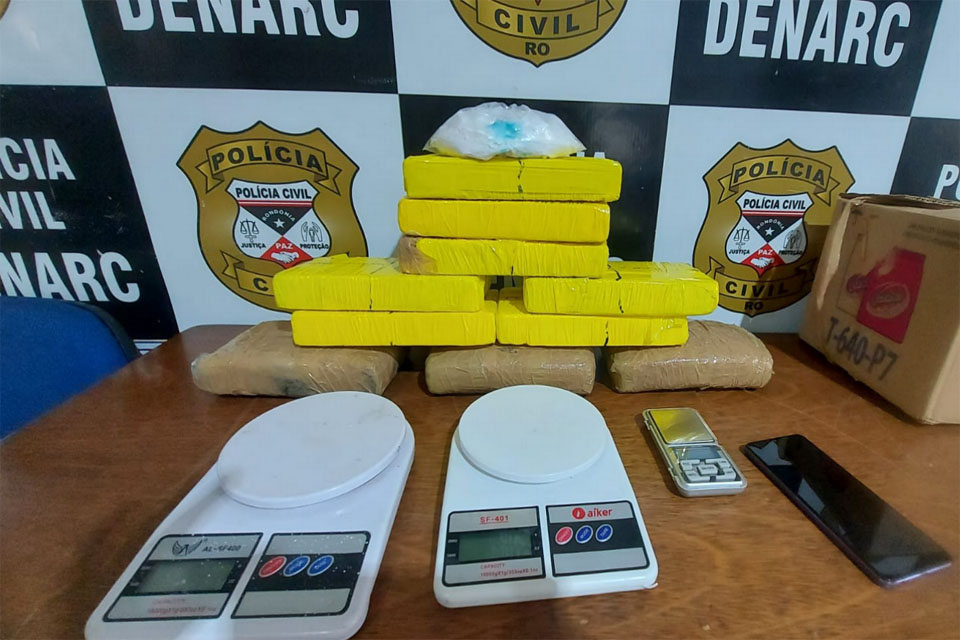 Denarc prende mulher com 10kg de drogas na zona leste