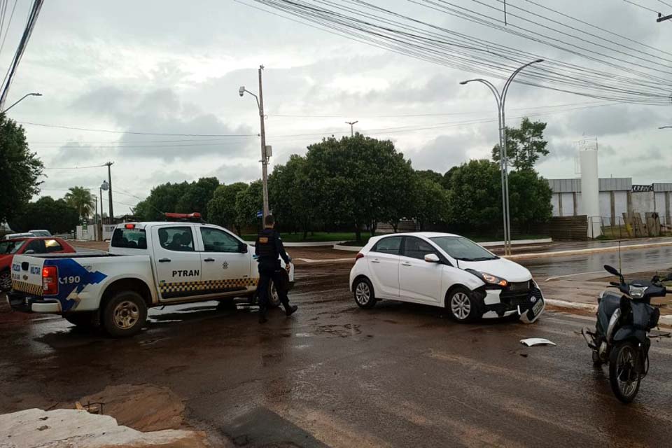 Colisão entre carro e moto deixa motociclista com fratura a perna