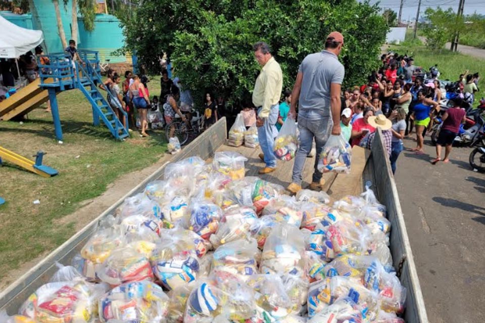 Ação conjunta entre a Prefeitura de Ariquemes e Defesa Civil leva cestas básicas para famílias em vulnerabilidade social