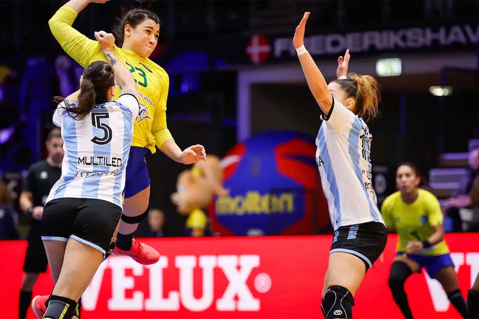 Brasil supera Argentina e continua vivo no Mundial de handebol