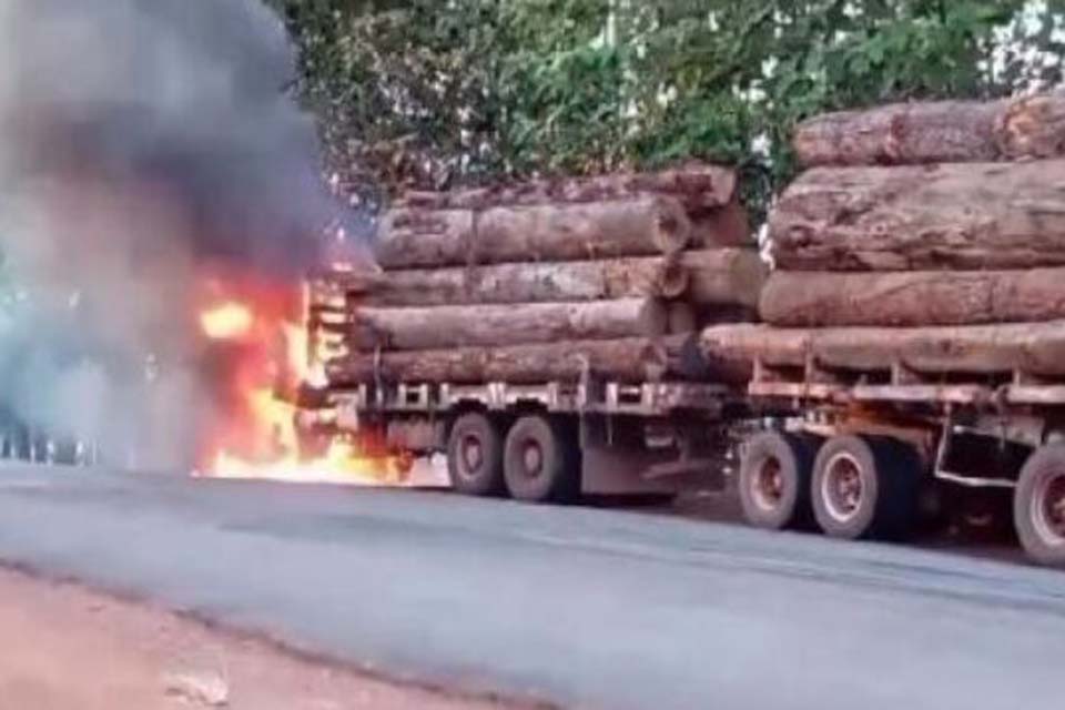 Caminhão carregado com toras pegou fogo na RO 010 em Migrantinópolis