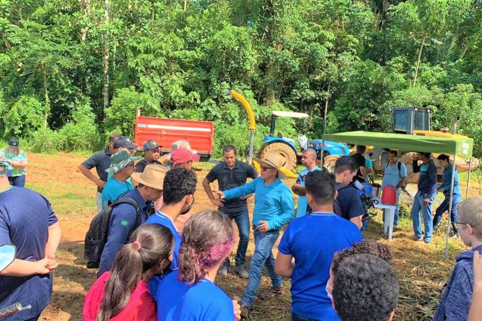 Dia de Campo aborda produção de silagem do milho; ação foi realizada no Sítio Candelária