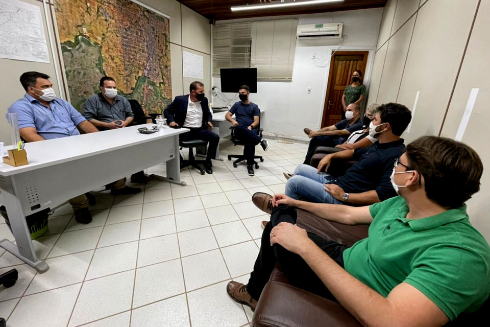 Prefeitos João Gonçalves Júnior e Hildon Chaves compartilham experiências sobre administração pública