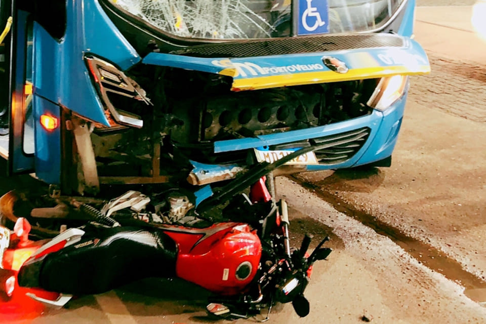 Motociclista fica gravemente ferido após colidir de frente com Ônibus