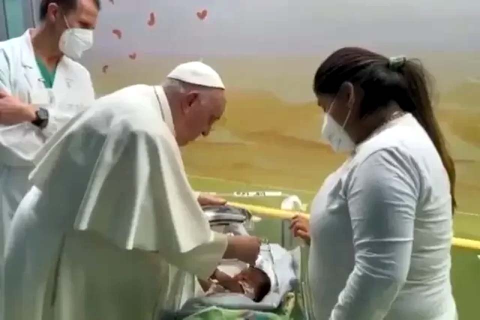 Após cirurgia, papa Francisco telefona para mãe de criança batizada por ele