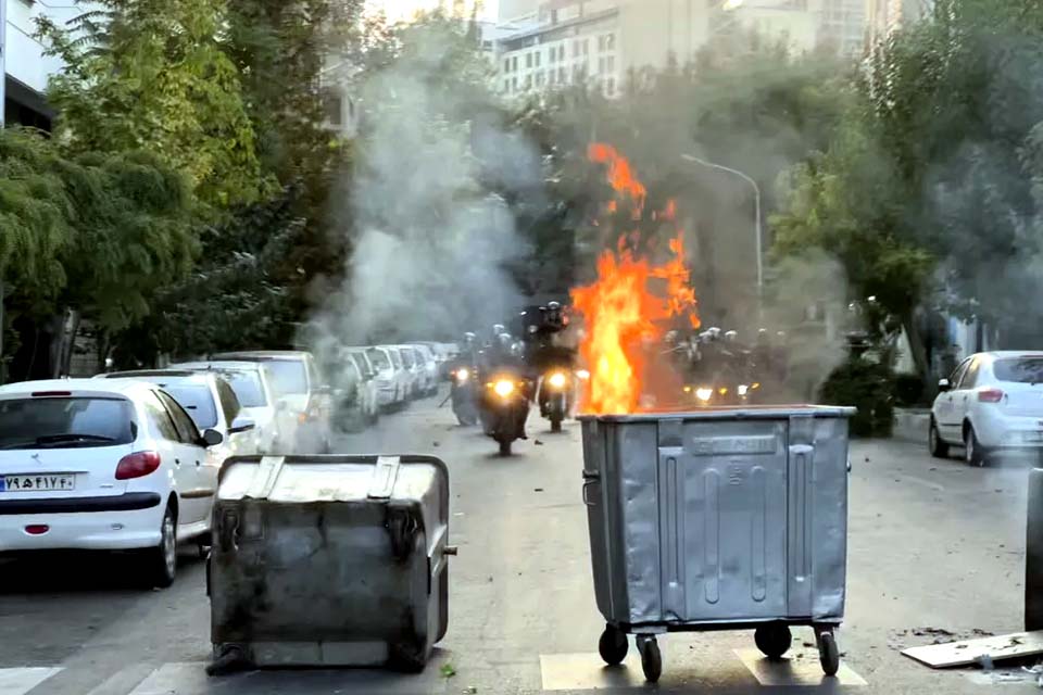 No quinto dia, protestos aumentam no Irã após morte de mulher detida pela polícia da moral