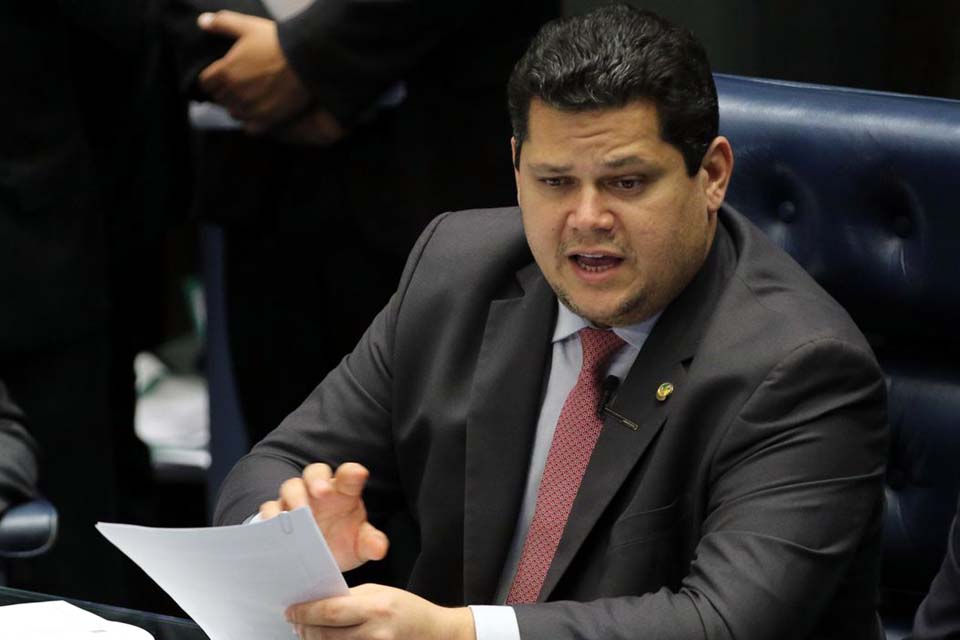 Senado aprova PL das Fake News; projeto segue para Câmara