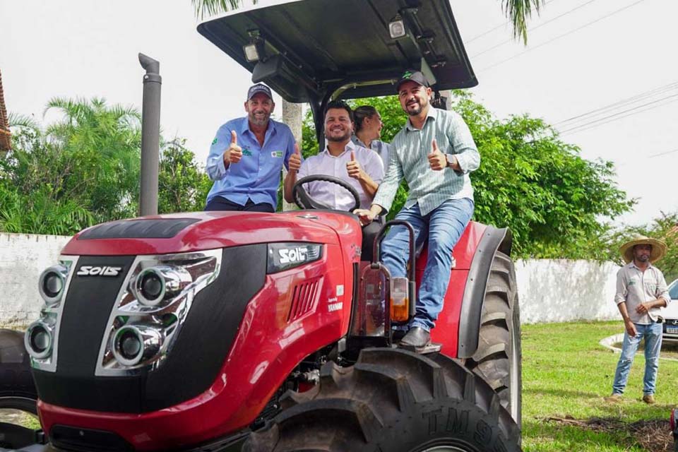 Presidente da ALE-RO, deputado Marcelo Cruz participa de entrega de equipamentos agrícolas no Centrer