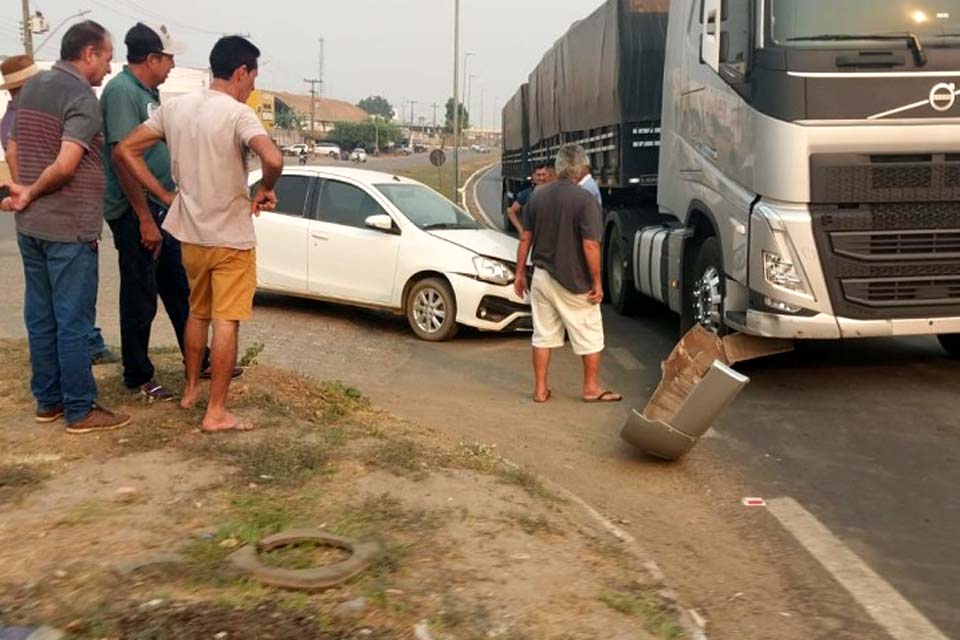 Carreta bate na frente de Etios na BR-364 em Jaru