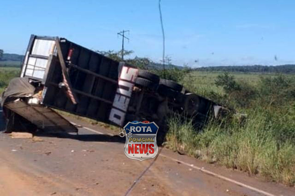 Motorista tomba caminhão boiadeiro na BR-364 para evitar tragédia