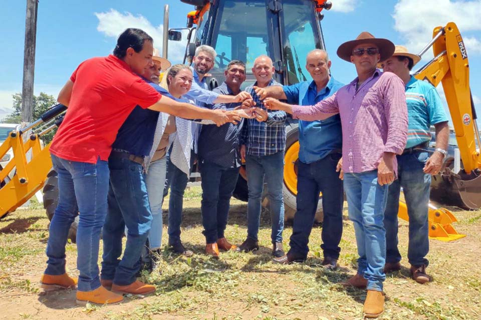 Deputado Ezequiel Neiva entrega retroescavadeira para atender assentamentos em Chupinguaia