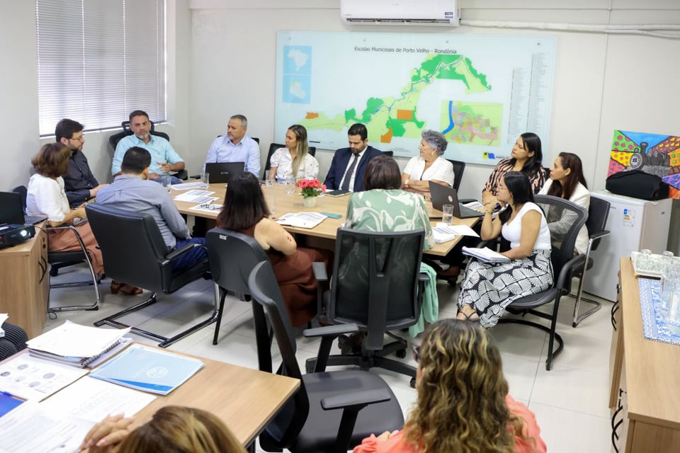 Prefeito Léo Moraes participa da 1ª reunião do Comitê Gestor do Proalfa com a rede municipal de ensino