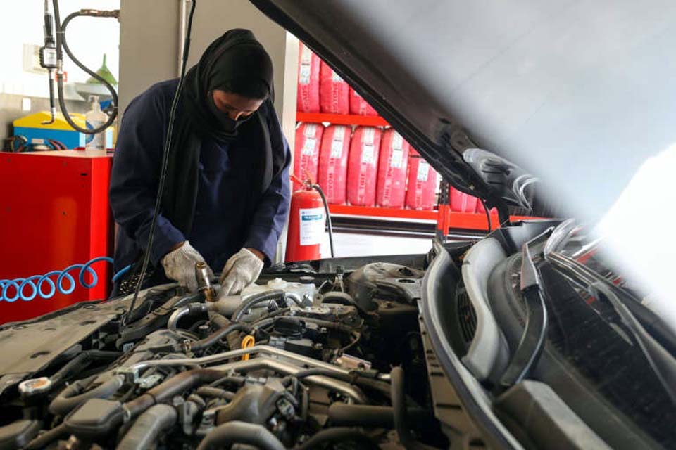 Após autorização para dirigir, mulheres sauditas consertam carros