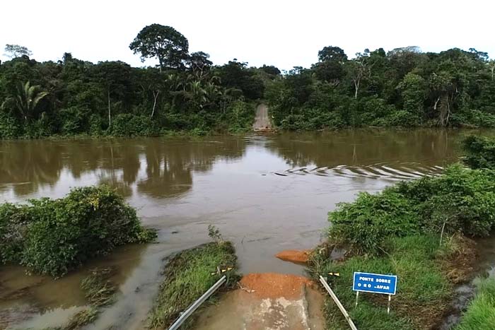 Ponte interditada há mais de um mês na RO-459 é arrastada pelo rio Jamari 