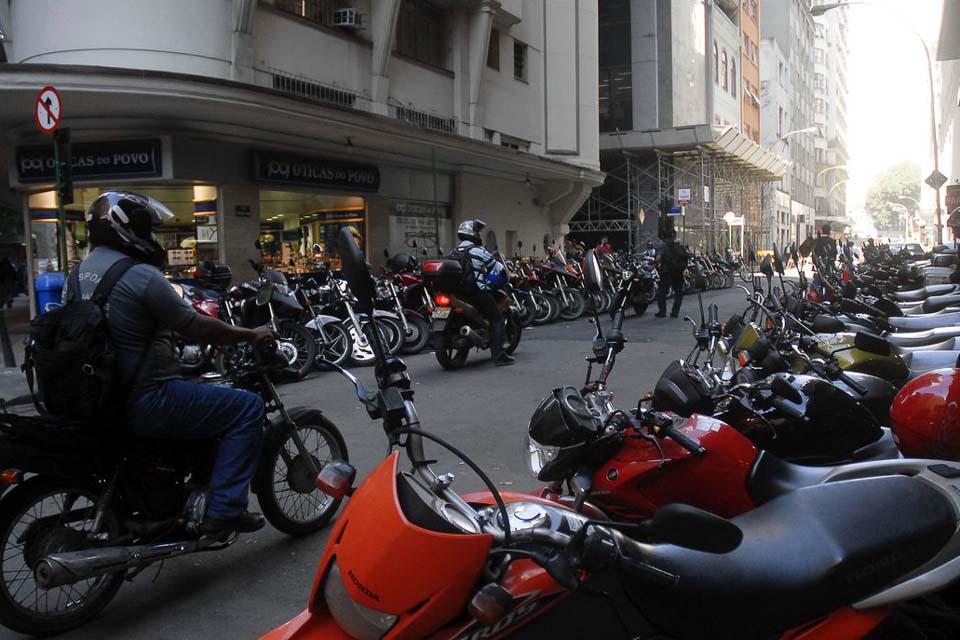 Produção de motocicletas cai 98% em abril