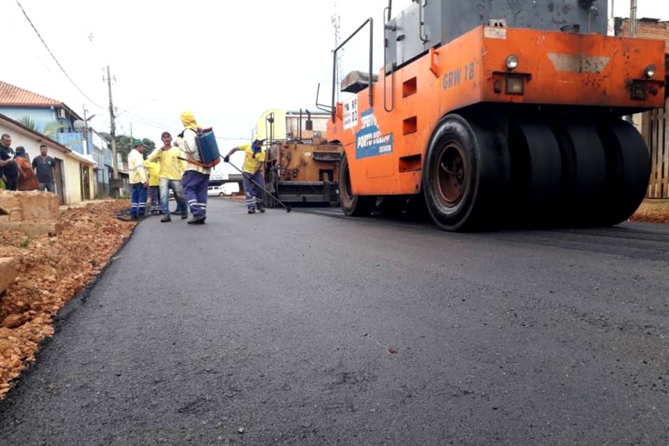 Pavimentação avança em mais dois bairros da capital