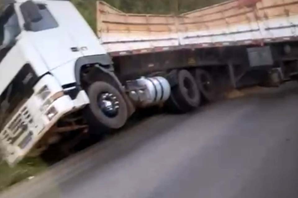 Acidente com carreta deixa trânsito em meia pista entre Vilhena e Colorado