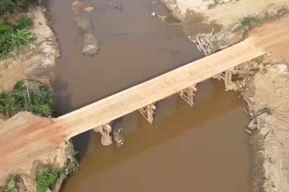 Prefeitura de Rolim de Moura revitaliza ponte entre as linhas 192 e 196