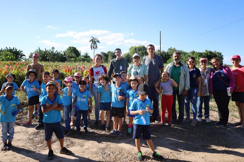 Alunos realizam visita para conhecer alimentação saudável na chácara do Buda