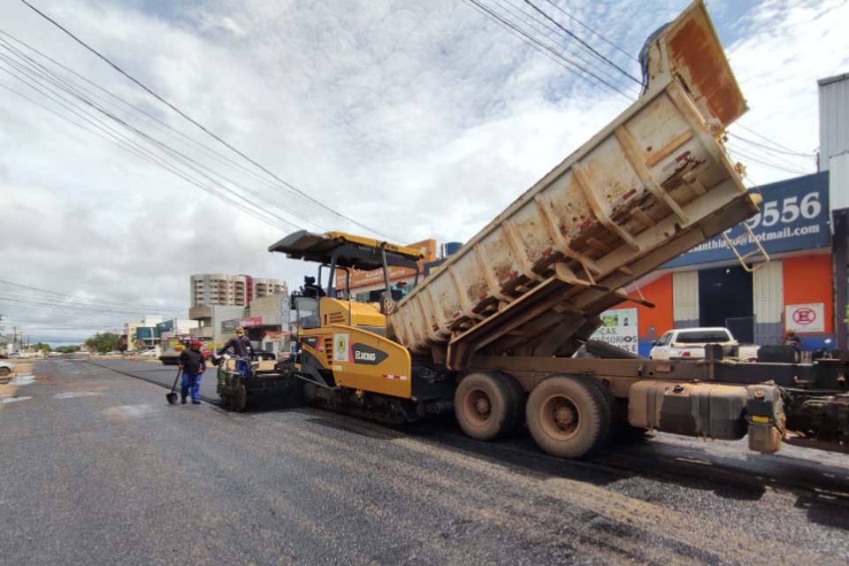 Equipes realizam o recapeamento da rua João Goulart em Porto Velho 