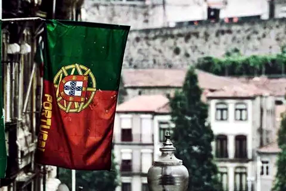 Portugal vacina 80% da população e desobriga uso de máscaras ao ar livre