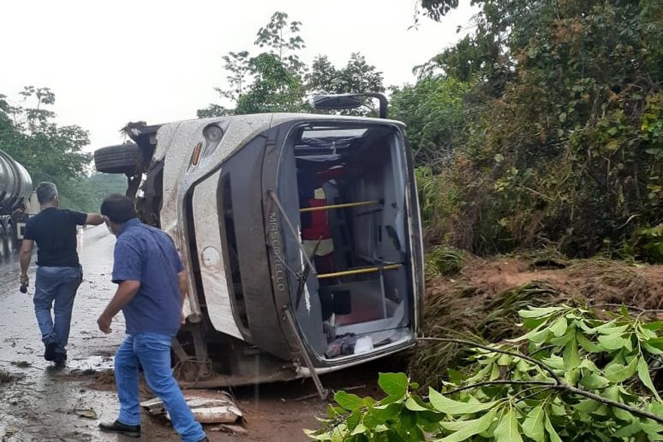 Ônibus da Secretária de Saúde de Urupá tomba com pacientes na BR-364