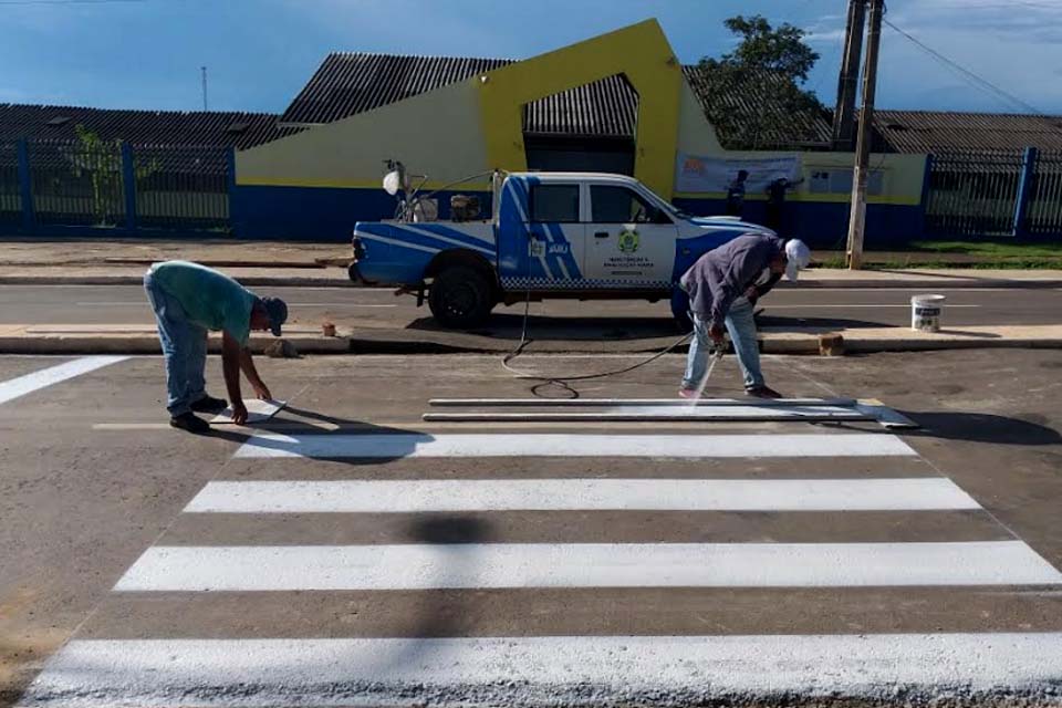 Prefeitura reforça sinalização com pintura de faixas de pedestres no município