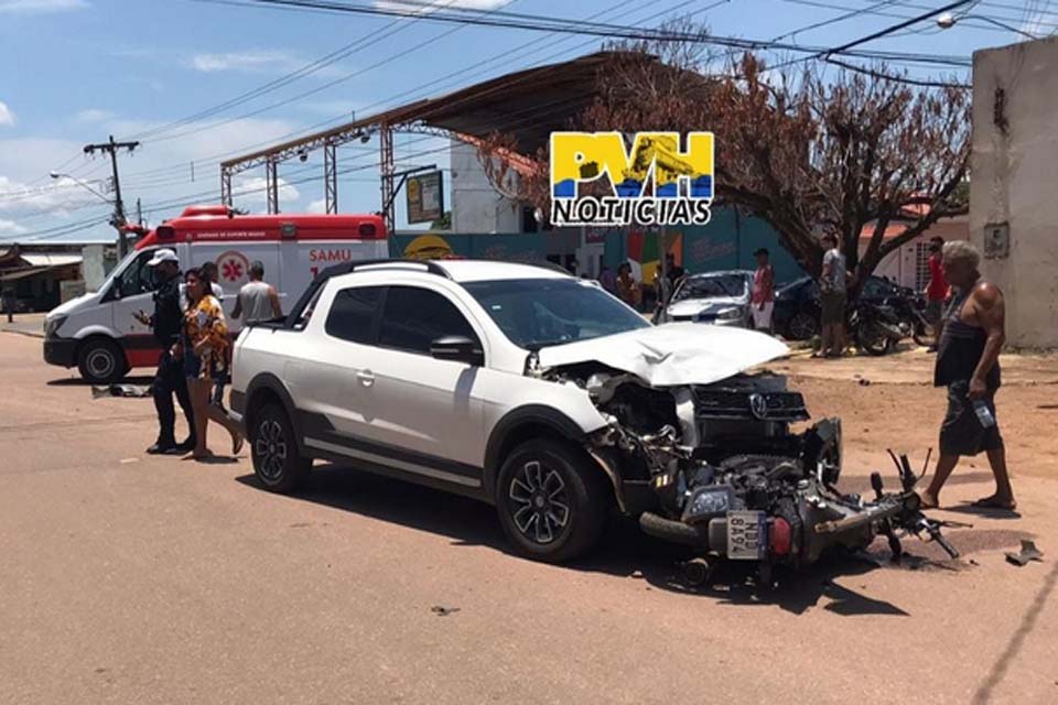 Carro arrasta motocicleta com casal durante acidente em Porto Velho