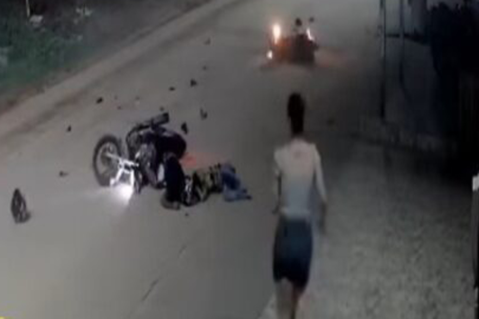 Colisão frontal entre motos deixa um morto e casal em estado grave