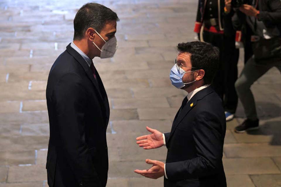 Pedro Sánchez tenta apagar incêndio de espionagem a separatistas catalães