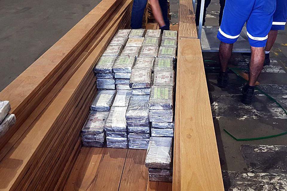 PF mira quadrilha que enviava cocaína ao exterior em carga de madeira