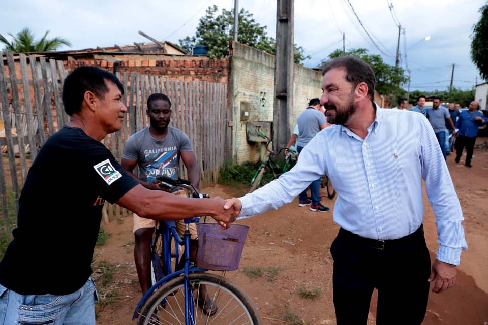 Prefeito Hildon Chaves acompanha obras no bairro Aparecida; comunidade já ganhou asfalto na rua principal e iluminação