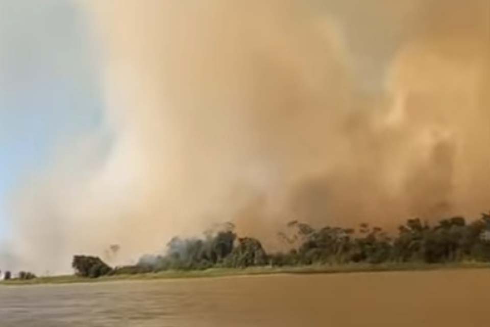 Pescadores registram incêndio às margens do Rio Guaporé em solo boliviano em Pimenteiras