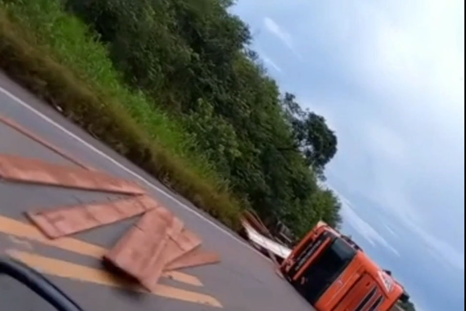 Carreta carregada com madeira tomba na BR-364 em Vilhena