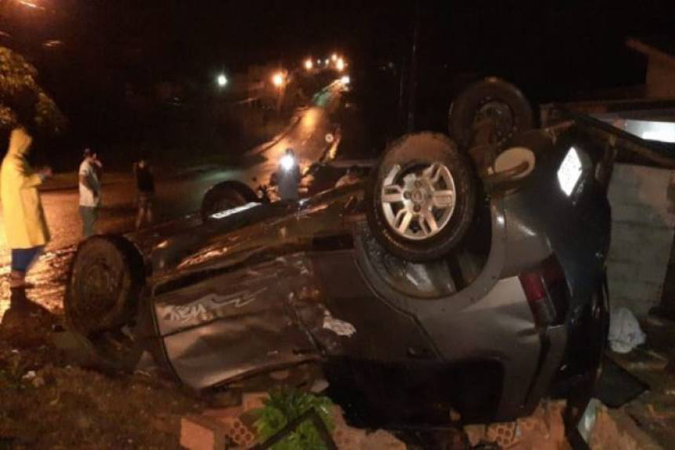 Jovem é levado inconsciente para hospital após capotar carro