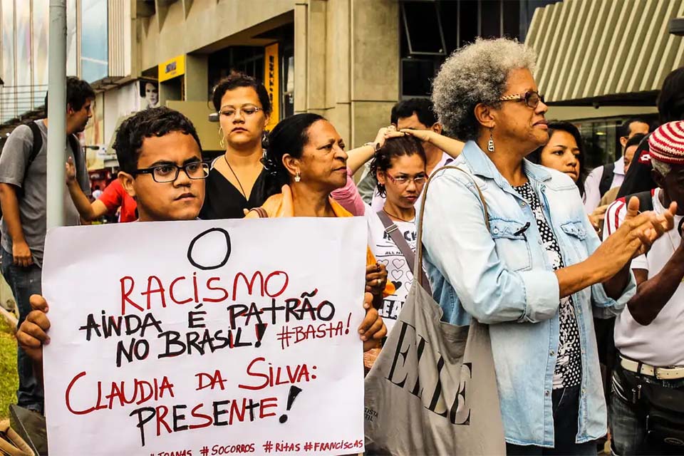 Professores e famílias devem estar engajados no combate ao racismo