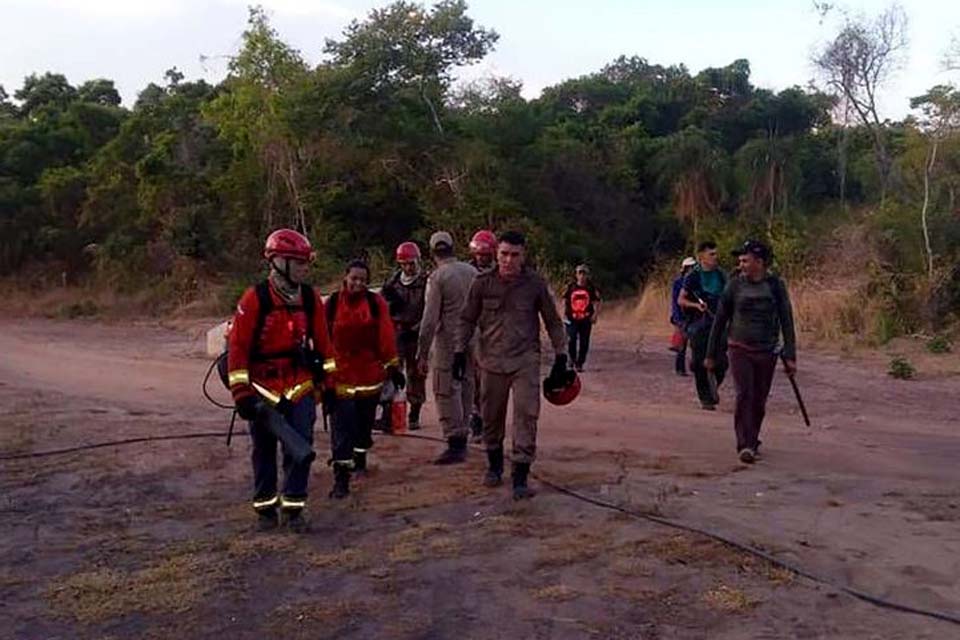 Bombeiros combatem incêndio em parque estadual no Pará