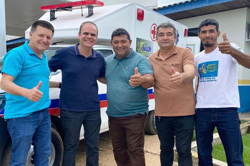 Deputado Alan Queiroz realiza a entrega de uma ambulância semi UTI para o município de Urupá