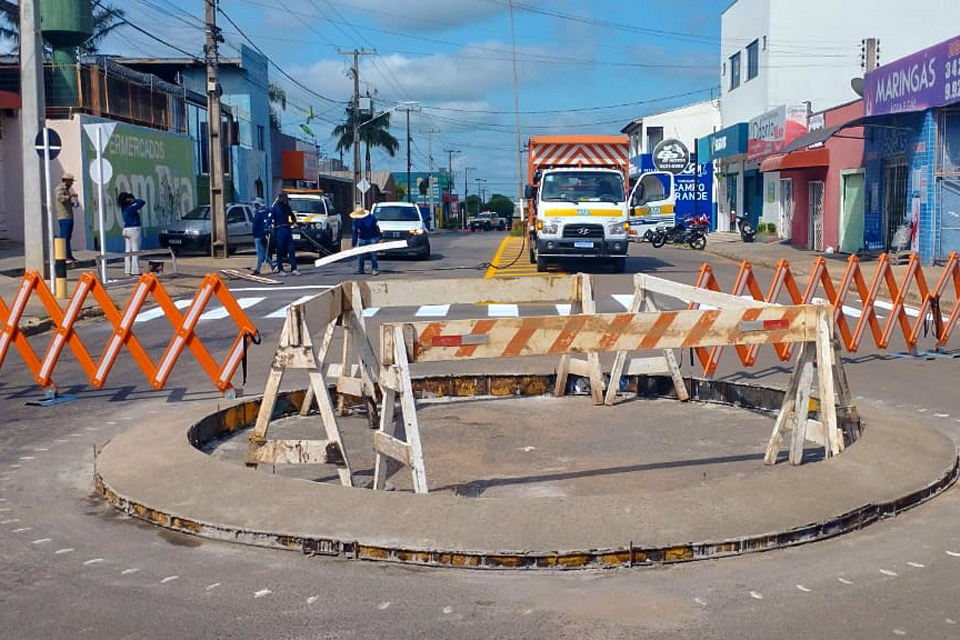 Autarquia Municipal de Trânsito implanta mini rotatória na avenida Maringá