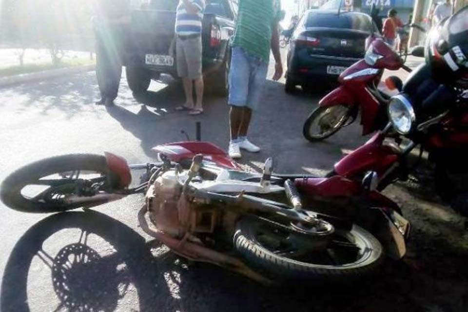 Motociclista fica ferido ao bater em traseira de caminhonete no centro de Vilhena