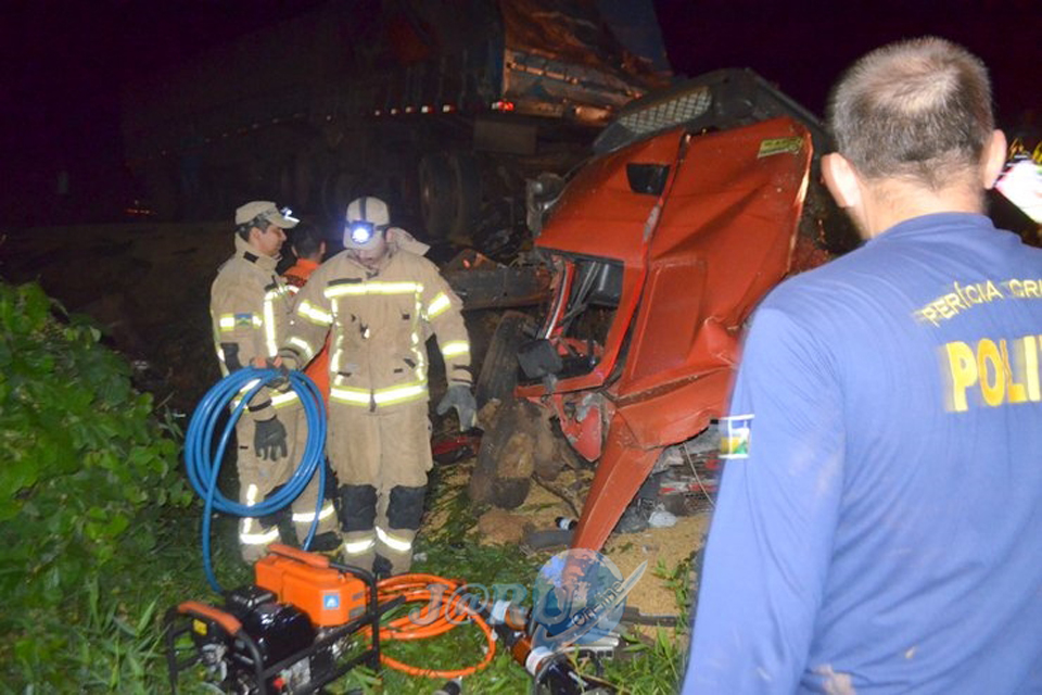 Colisão entre caminhões deixa uma vítima fatal na BR 364