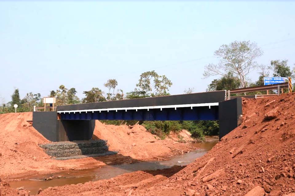 Nova ponte de concreto e aço sobre rio Colorado garante segurança dos usuários da RO-490