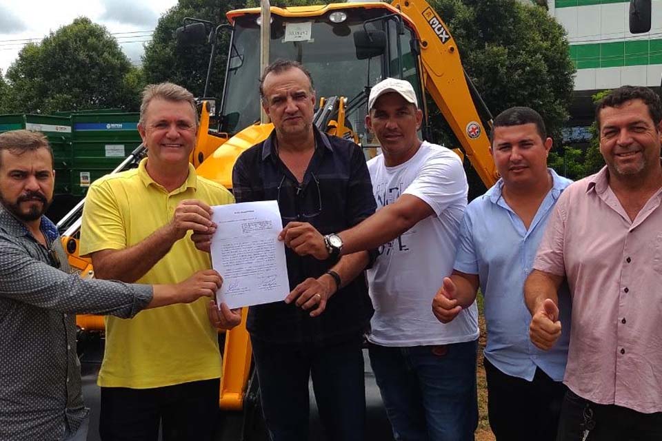 Luizinho Goebel realiza entrega de trator retroescavadeira e equipamentos agrícolas para Alvorada do Oeste