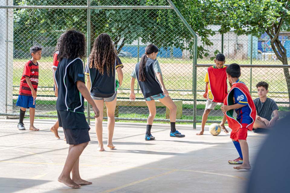 Prefeitura de Porto Velho apoia projeto de escolinha de futsal na praça CEU