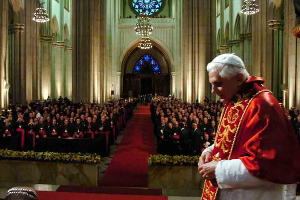 Bento XVI pede perdão por 'abusos' e 'erros' do clero e diz que está pronto para enfrentar 'o juízo final'