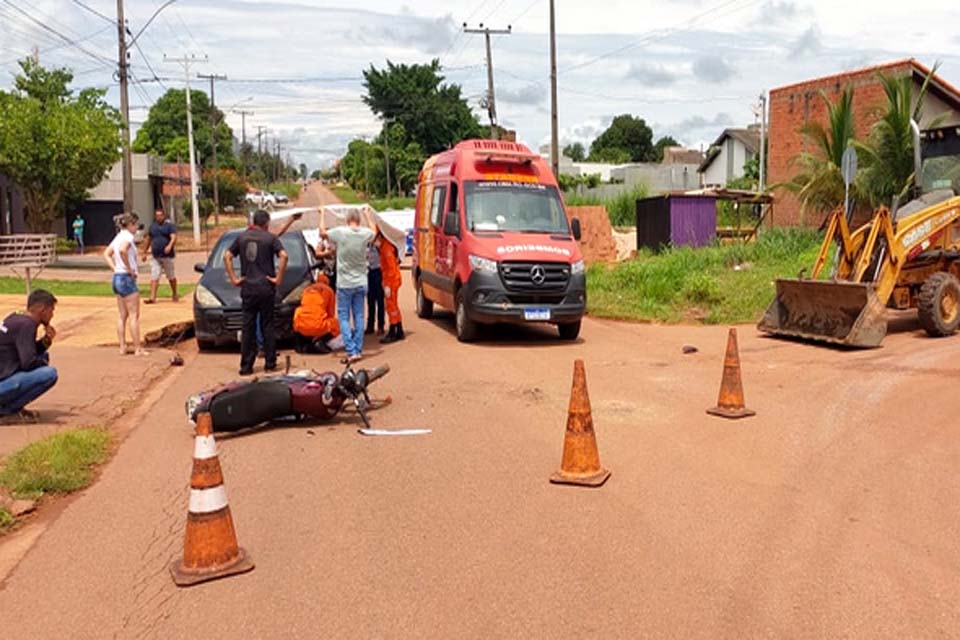 Condutora de moto é socorrida após colidir em Retroescavadeira