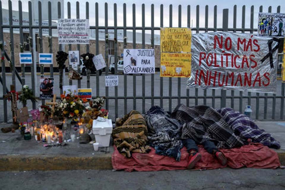 Presidente do México pede aos EUA mais ajuda para migrantes após incêndio letal