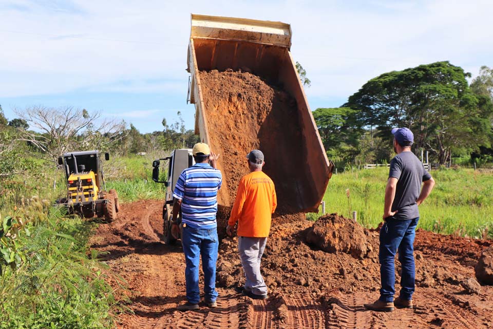 Força tarefa da Secretaria Municipal de Obras recupera estradas rurais 