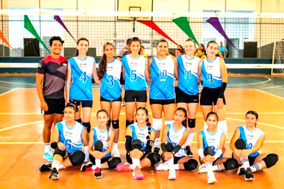 Time feminino da escola Cooped representa o município em torneio sub-18 de vôlei em Porto Velho